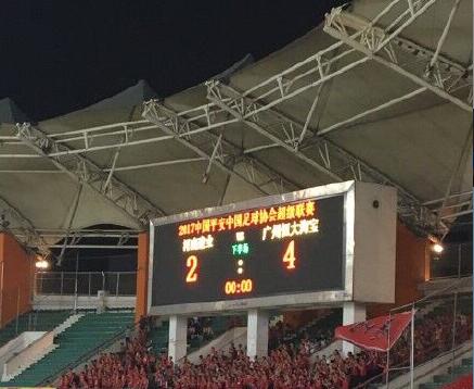 四行仓库位于上海闸北区苏州河北岸，而五十米河宽之隔的南岸，正是当时的上海公共租界，云集了市民、难民、学生、各国媒体及驻军等